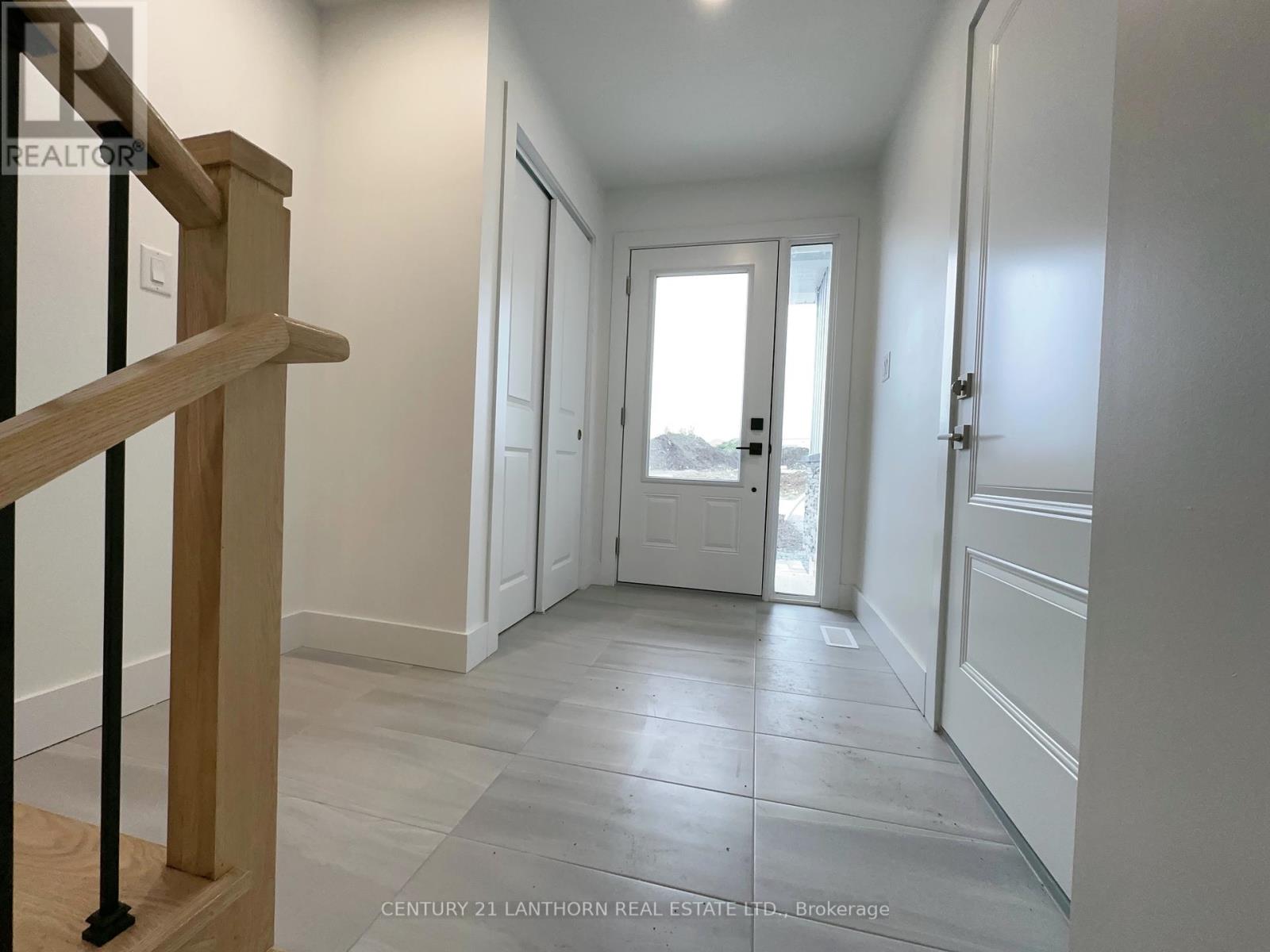 58 Summit Crescent, Belleville, Ontario  K8N 2X2 - Photo 2 - X12158007
