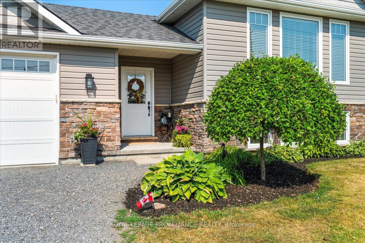 20846 Loyalist Parkway, Prince Edward County, Ontario  K0K 1T0 - Photo 3 - X12263117