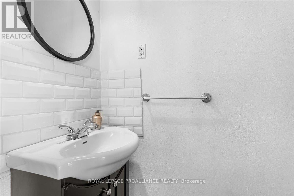 8 Olive Street, Belleville, Ontario  K8P 2A2 - Photo 21 - X12268146