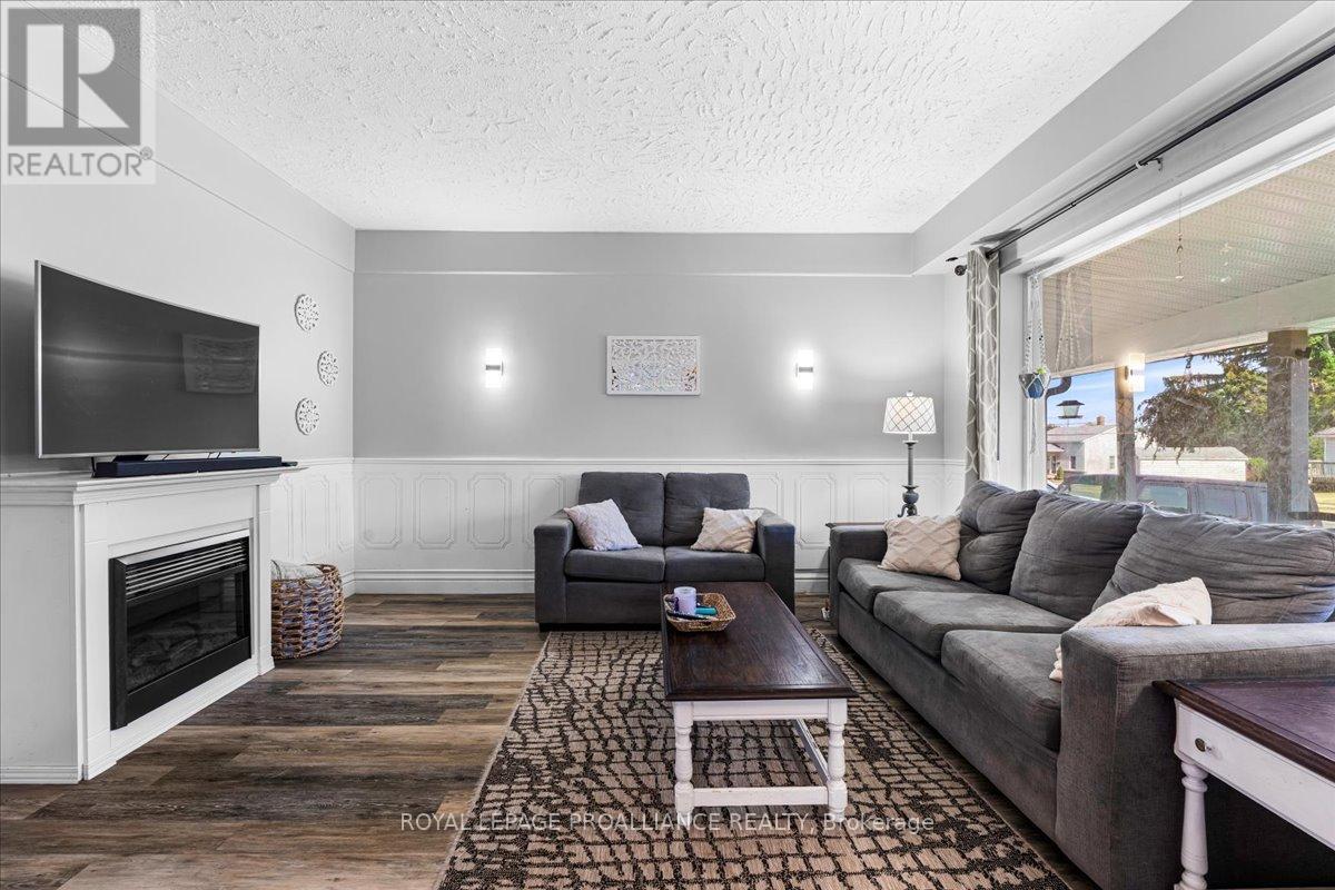 8 Olive Street, Belleville, Ontario  K8P 2A2 - Photo 6 - X12268146