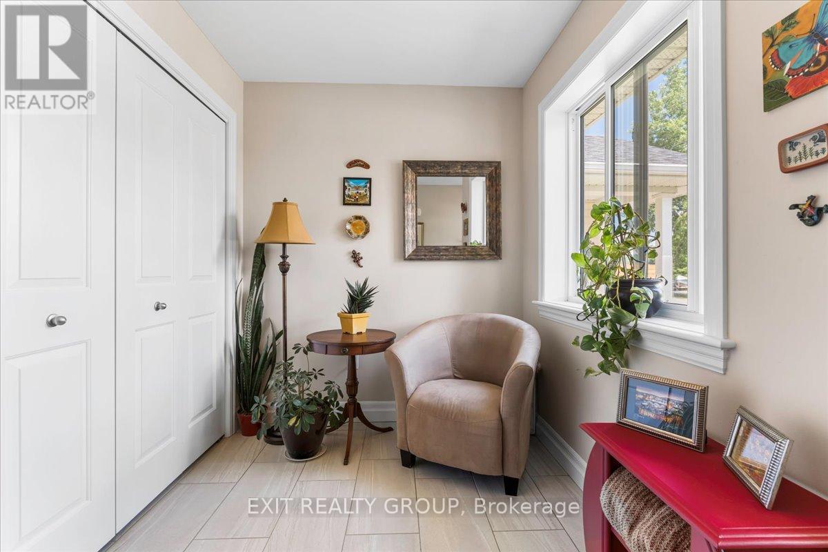 20 Gladstone Street W, Madoc, Ontario  K0K 2K0 - Photo 6 - X12297667