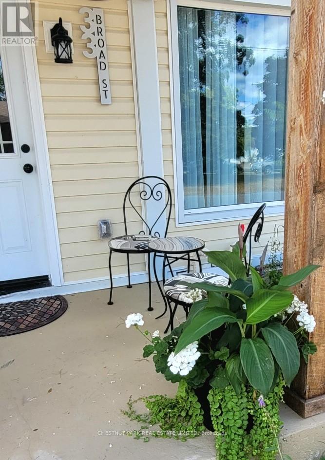 33 Broad Street, Prince Edward County, Ontario  K0K 2T0 - Photo 3 - X12299336