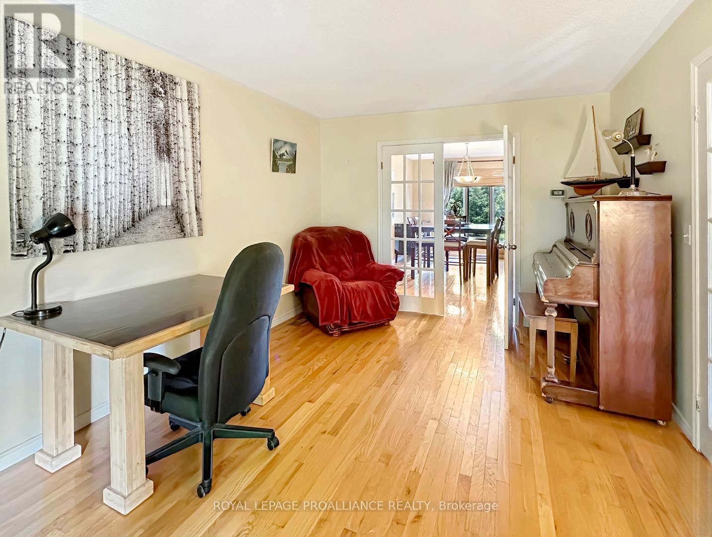 43 Dungannon Drive, Belleville, Ontario  K8P 5E7 - Photo 6 - X12301685