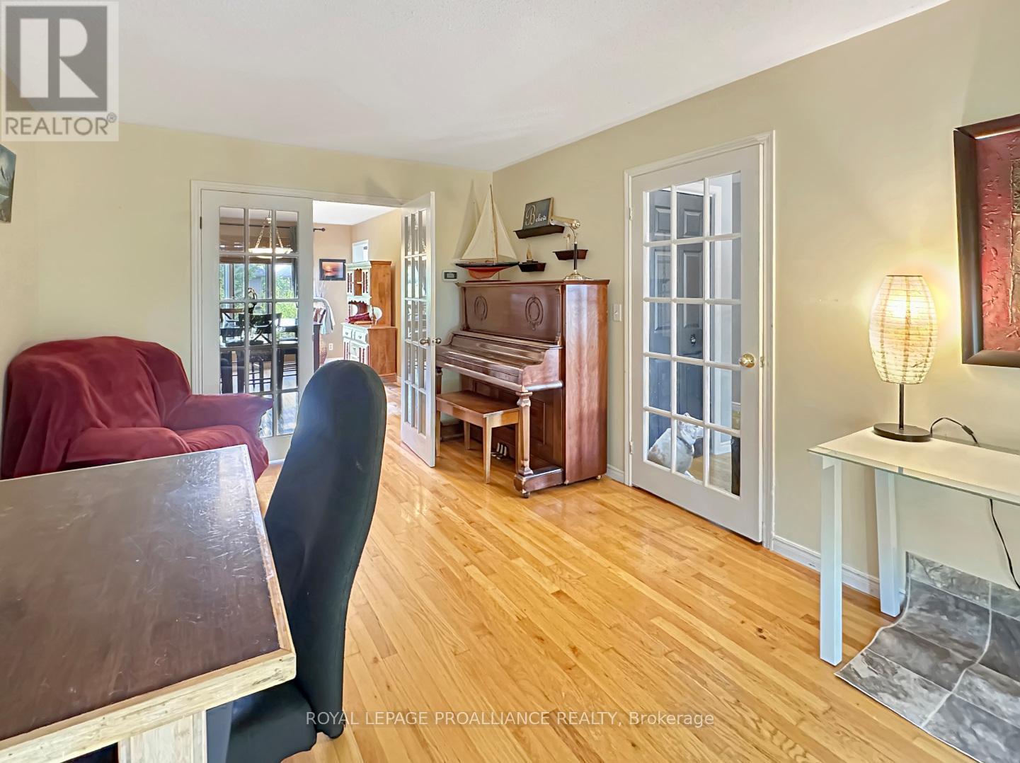 43 Dungannon Drive, Belleville, Ontario  K8P 5E7 - Photo 7 - X12301685
