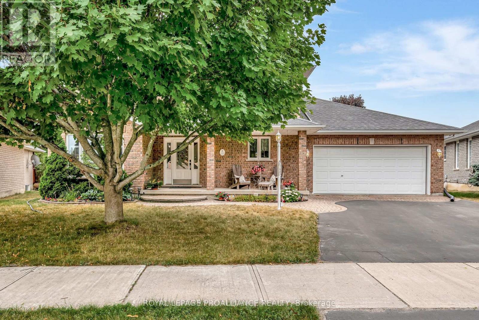 8 LINDEN LANE, Belleville, Ontario