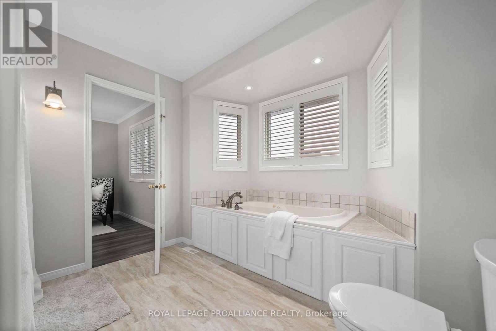 8 Linden Lane, Belleville, Ontario  K8N 5W9 - Photo 33 - X12327272