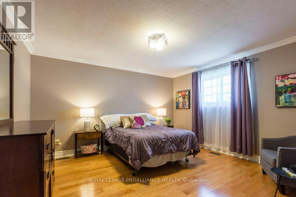 14 Sherwood Crescent, Belleville, Ontario  K8P 5G1 - Photo 20 - X12330054