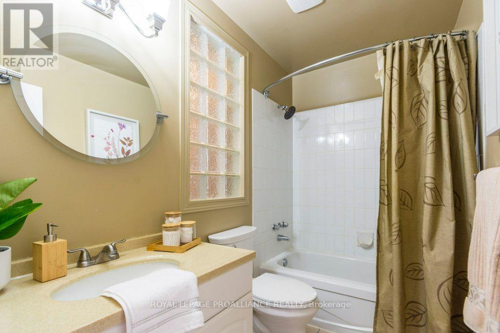 14 Sherwood Crescent, Belleville, Ontario  K8P 5G1 - Photo 26 - X12330054