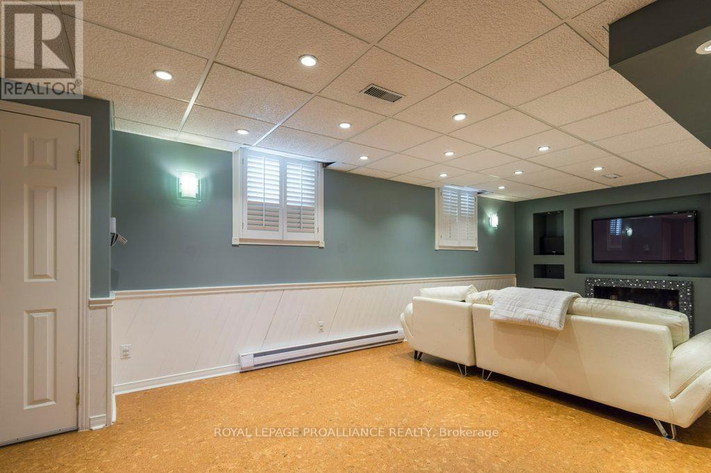 14 Sherwood Crescent, Belleville, Ontario  K8P 5G1 - Photo 27 - X12330054