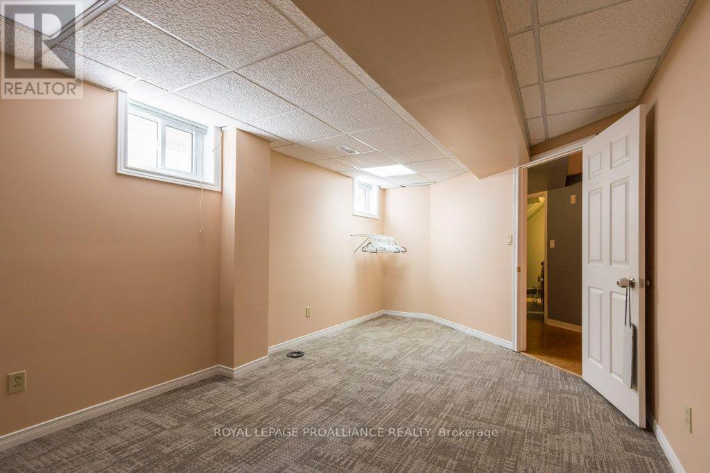14 Sherwood Crescent, Belleville, Ontario  K8P 5G1 - Photo 31 - X12330054