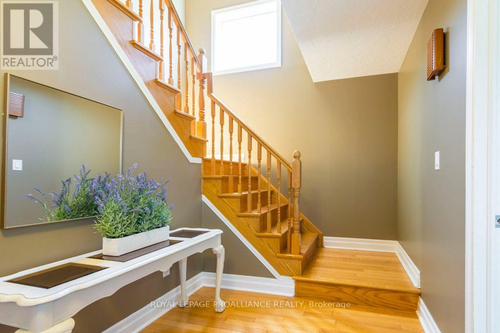 14 Sherwood Crescent, Belleville, Ontario  K8P 5G1 - Photo 7 - X12330054