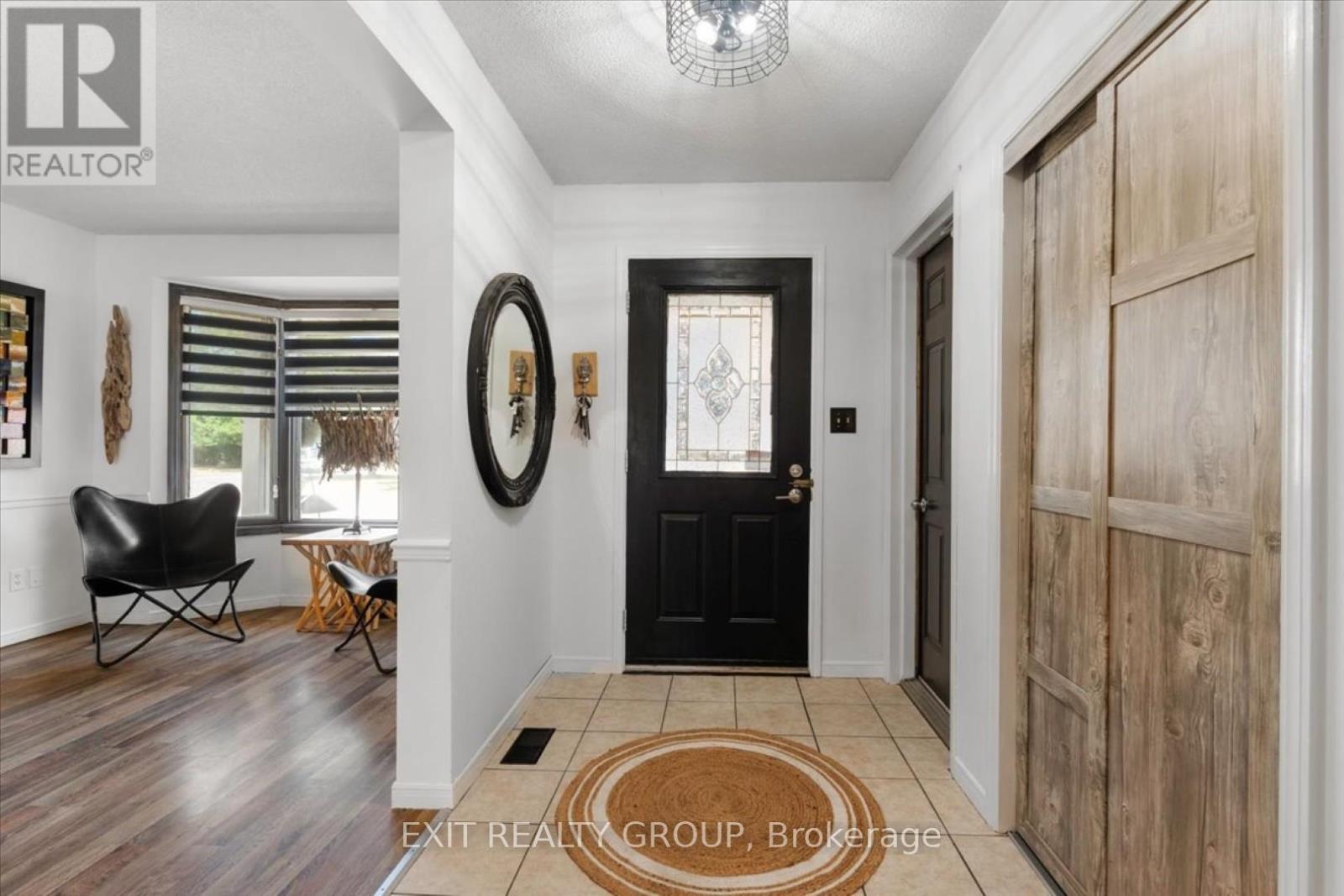 39 Sherwood Crescent, Belleville, Ontario  K8P 5G2 - Photo 4 - X12350550