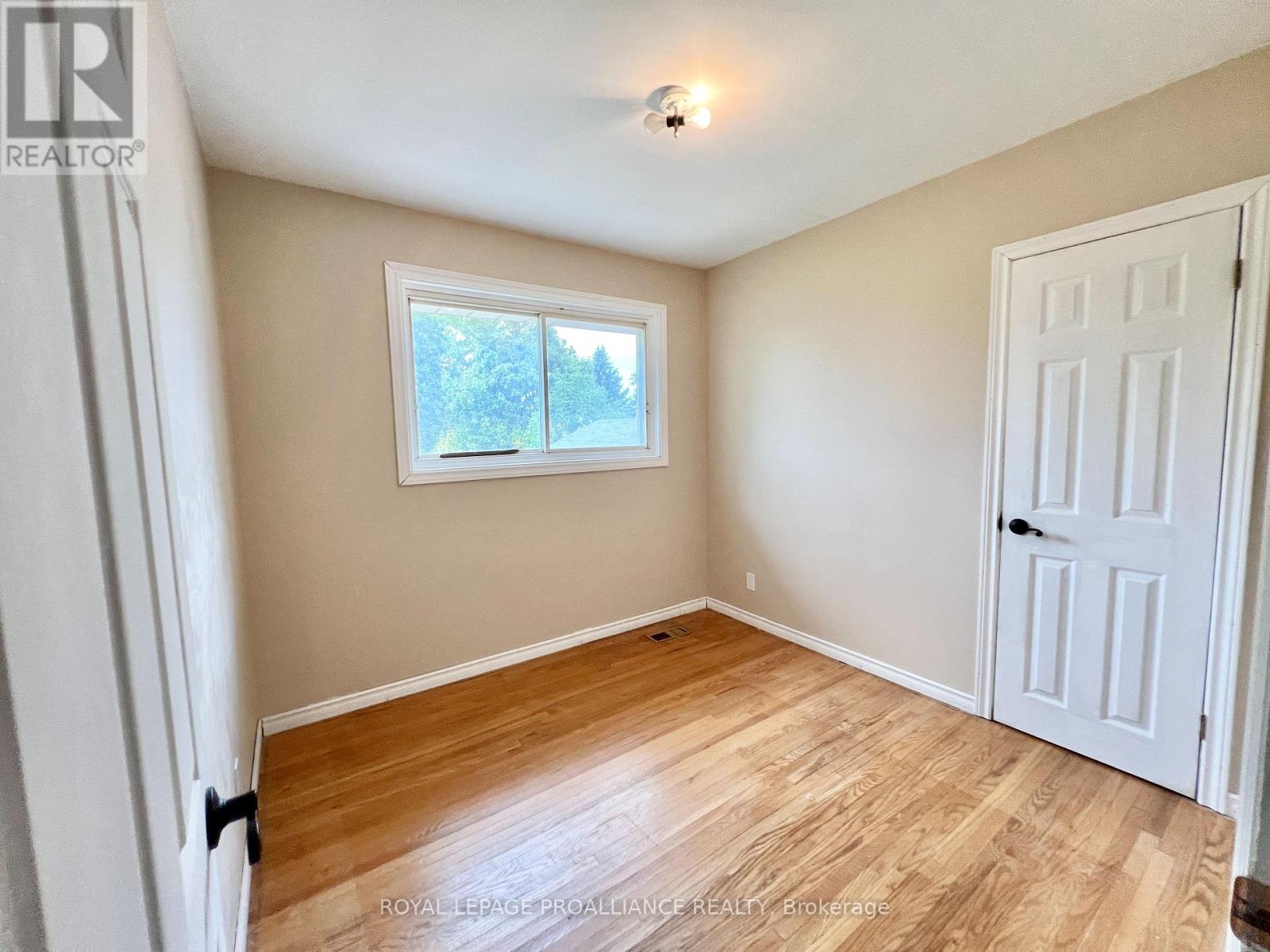 37 Bongard Crescent, Belleville, Ontario  K8P 2L4 - Photo 13 - X12353440