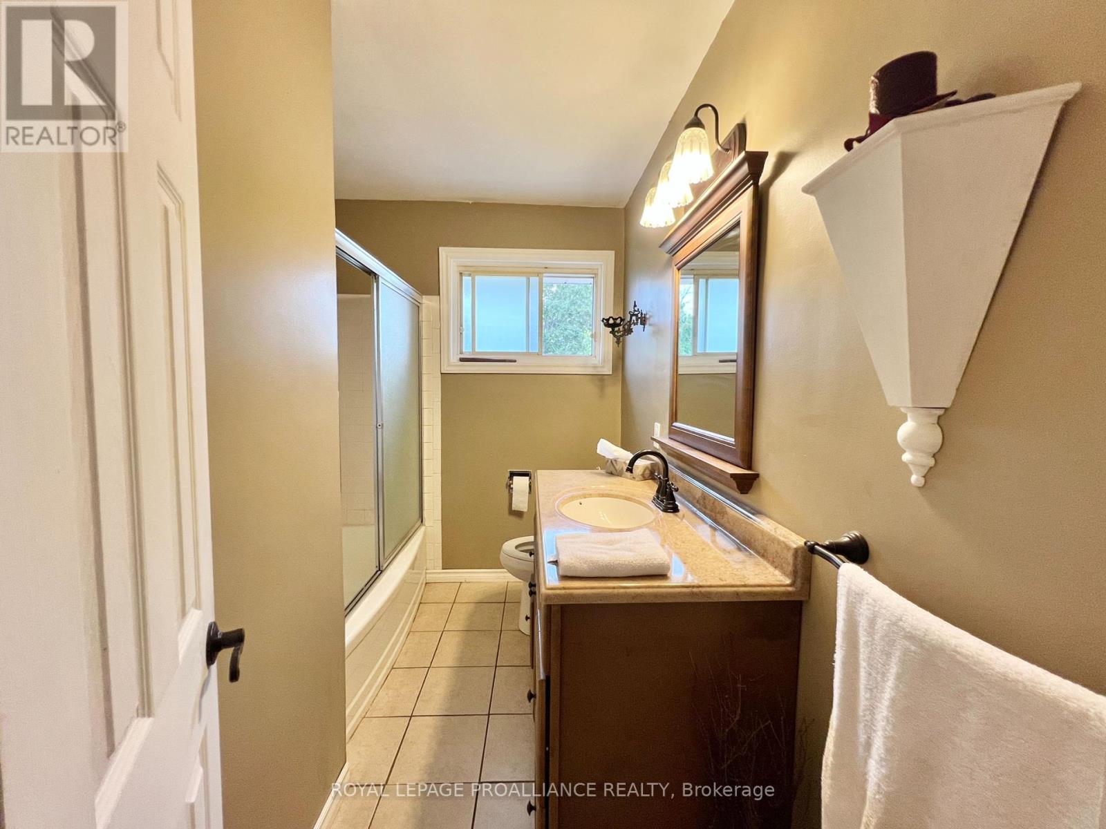 37 Bongard Crescent, Belleville, Ontario  K8P 2L4 - Photo 14 - X12353440