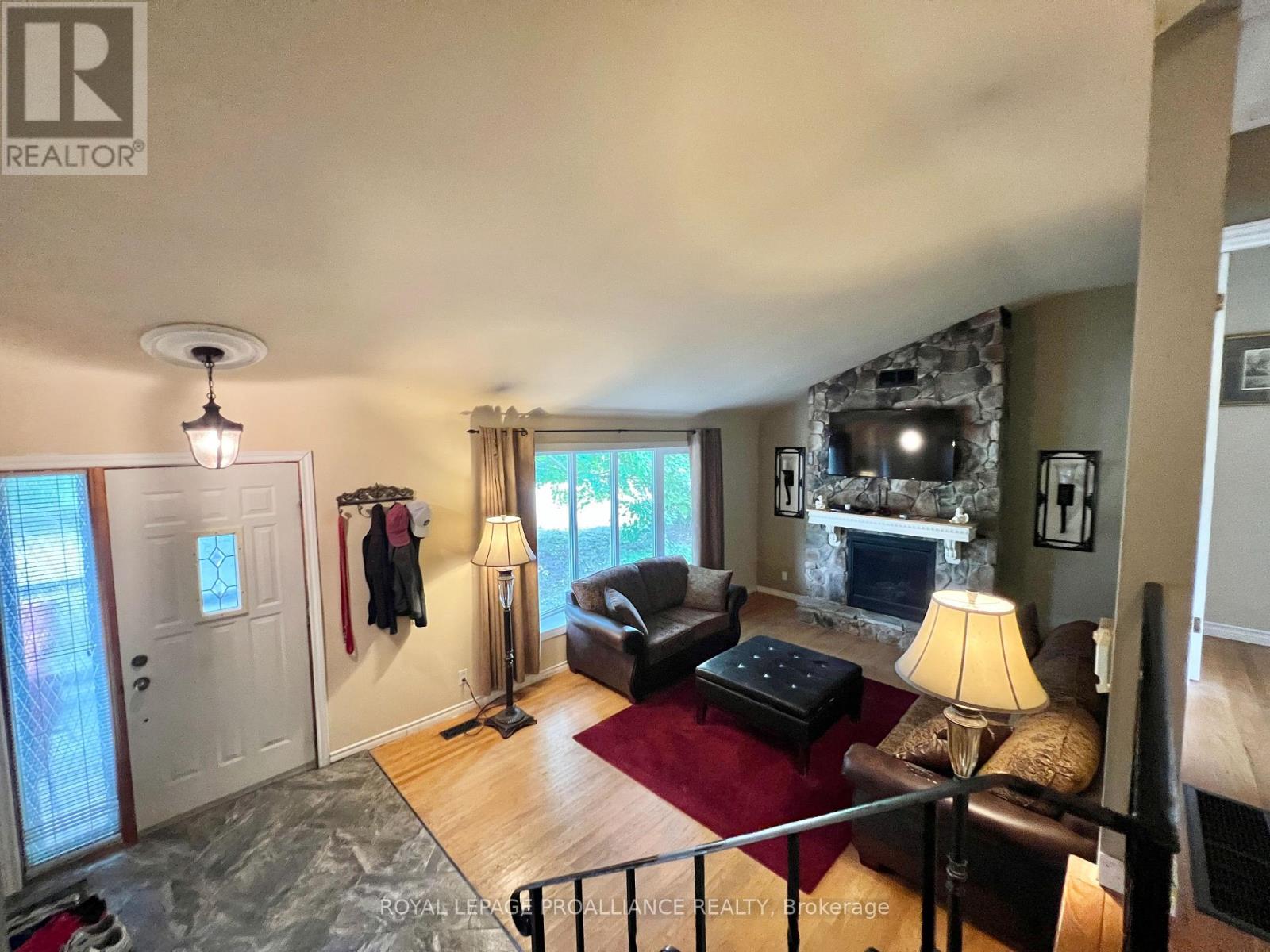 37 Bongard Crescent, Belleville, Ontario  K8P 2L4 - Photo 5 - X12353440