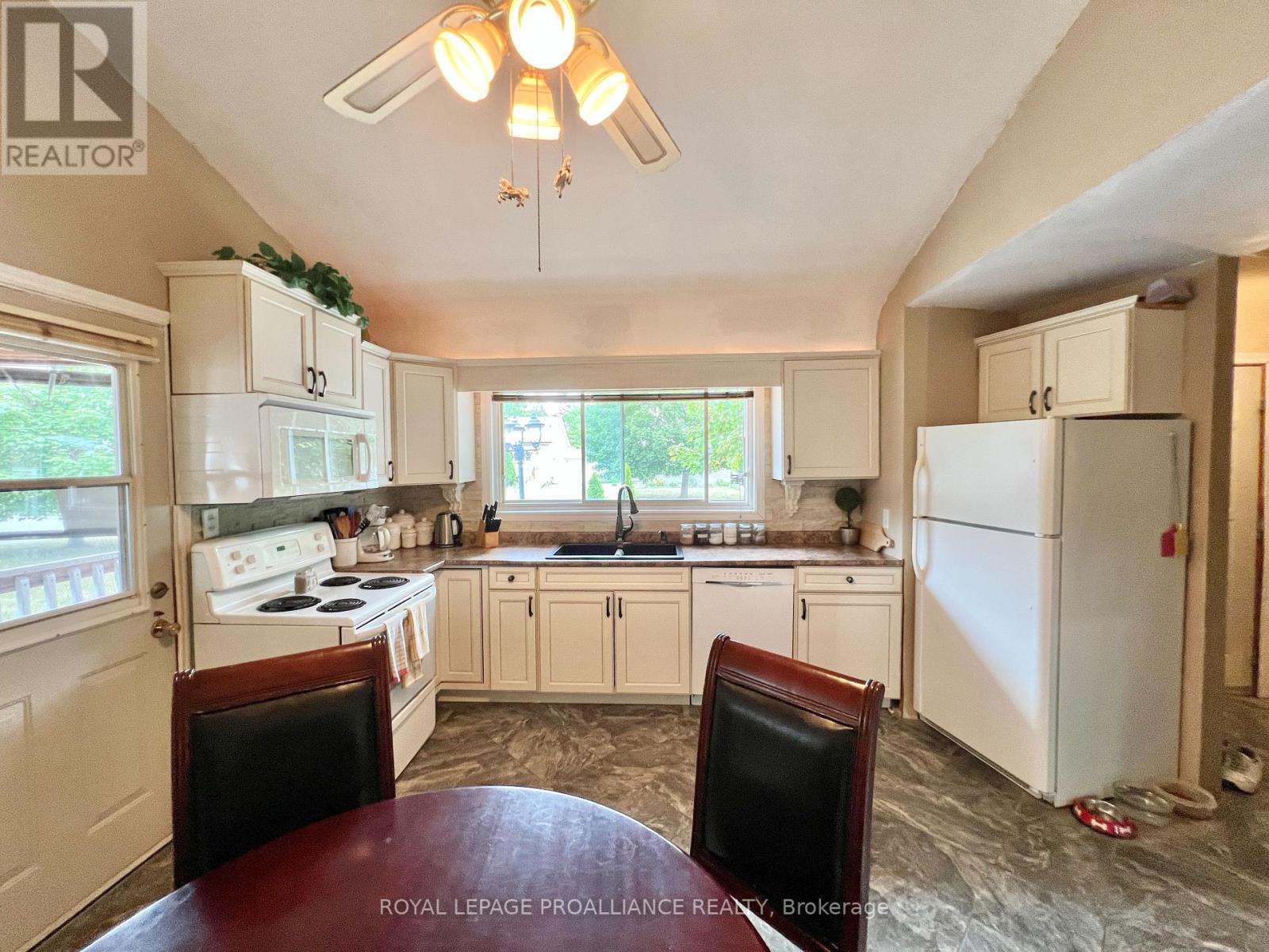 37 Bongard Crescent, Belleville, Ontario  K8P 2L4 - Photo 8 - X12353440