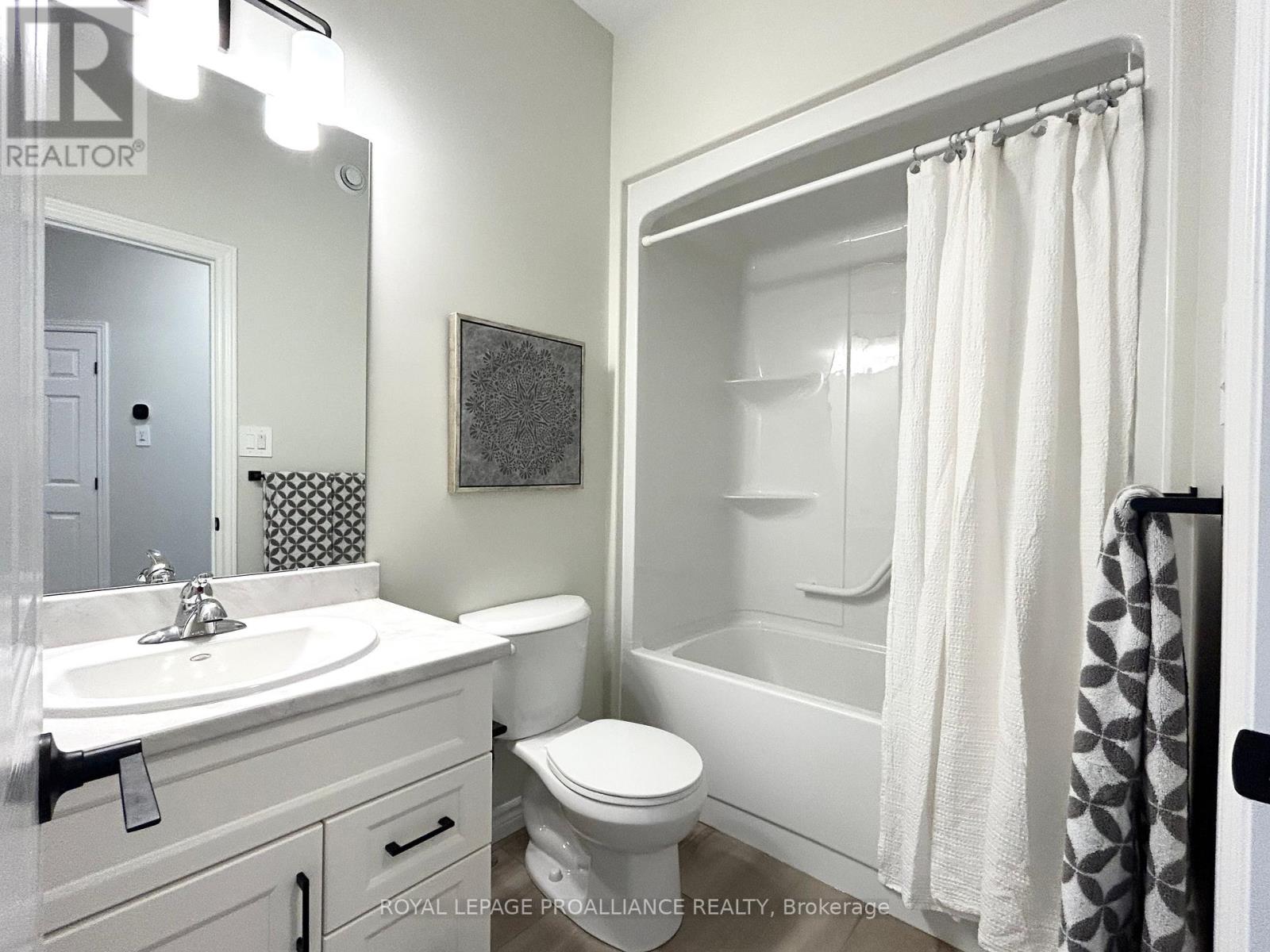 35 Athabaska Drive, Belleville, Ontario  K8N 0T1 - Photo 8 - X12357373