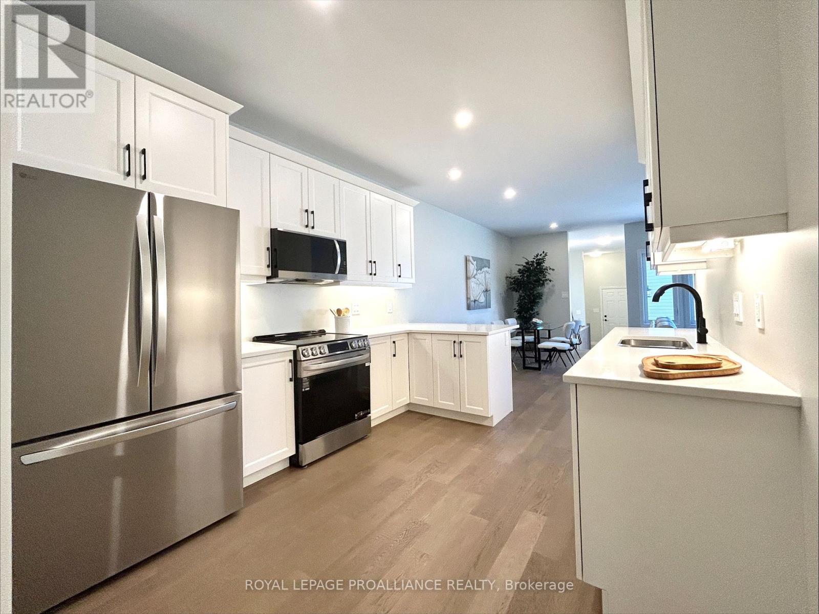 35 Athabaska Drive, Belleville, Ontario  K8N 0T1 - Photo 9 - X12357373