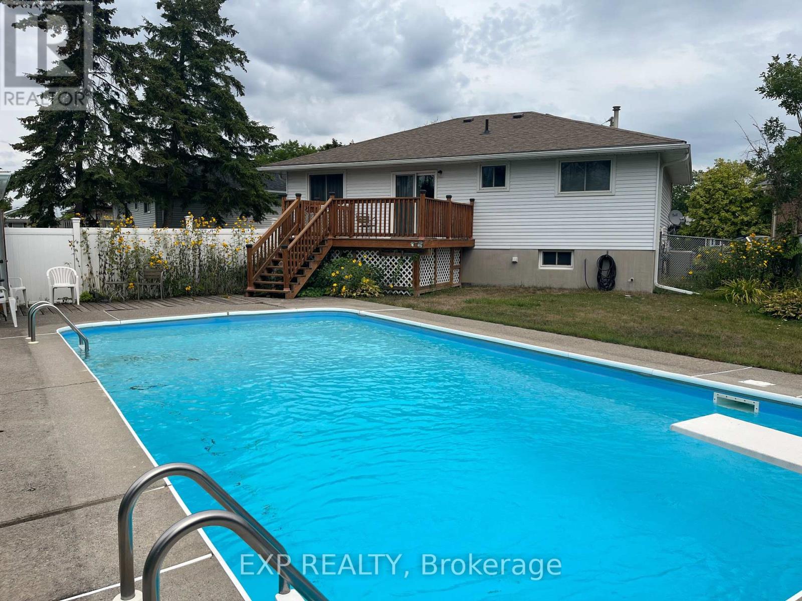 14 Dixie Place, Belleville, Ontario  K8P 5A9 - Photo 2 - X12363997