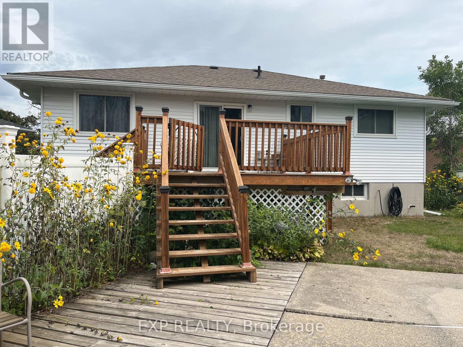 14 Dixie Place, Belleville, Ontario  K8P 5A9 - Photo 4 - X12363997