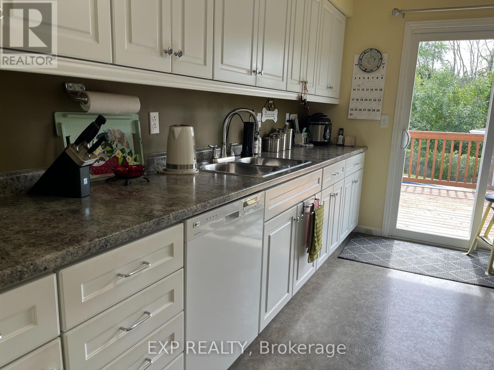 14 Dixie Place, Belleville, Ontario  K8P 5A9 - Photo 5 - X12363997