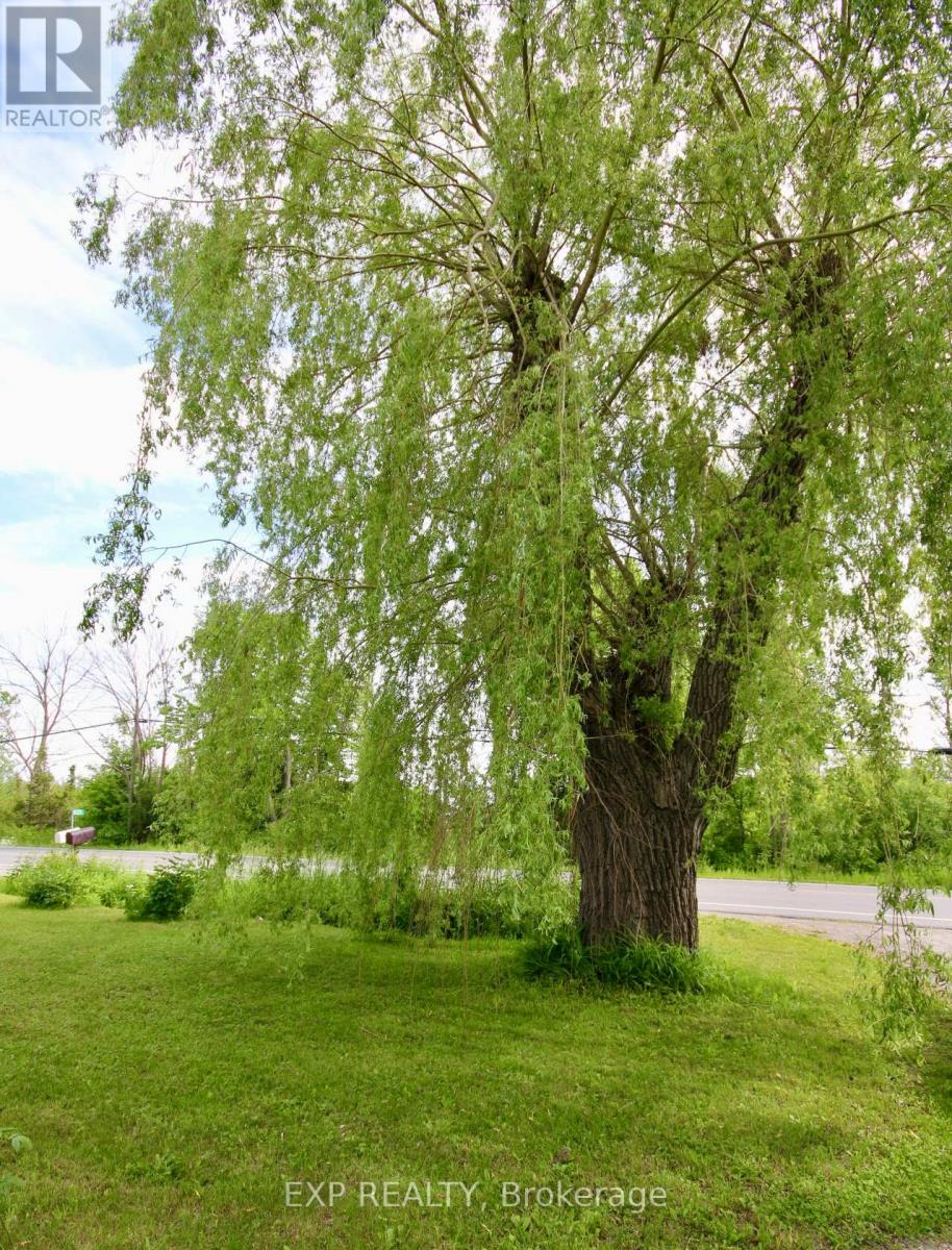 825 County Road 8 Road, Prince Edward County, Ontario  K0K 2T0 - Photo 7 - X12372461