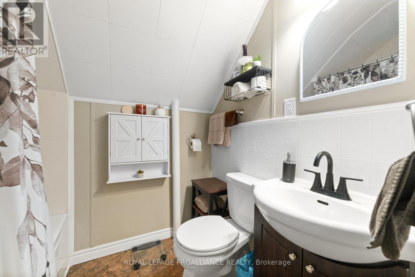 30 Lake Street Se, Prince Edward County, Ontario  K0K 2T0 - Photo 14 - X12375897
