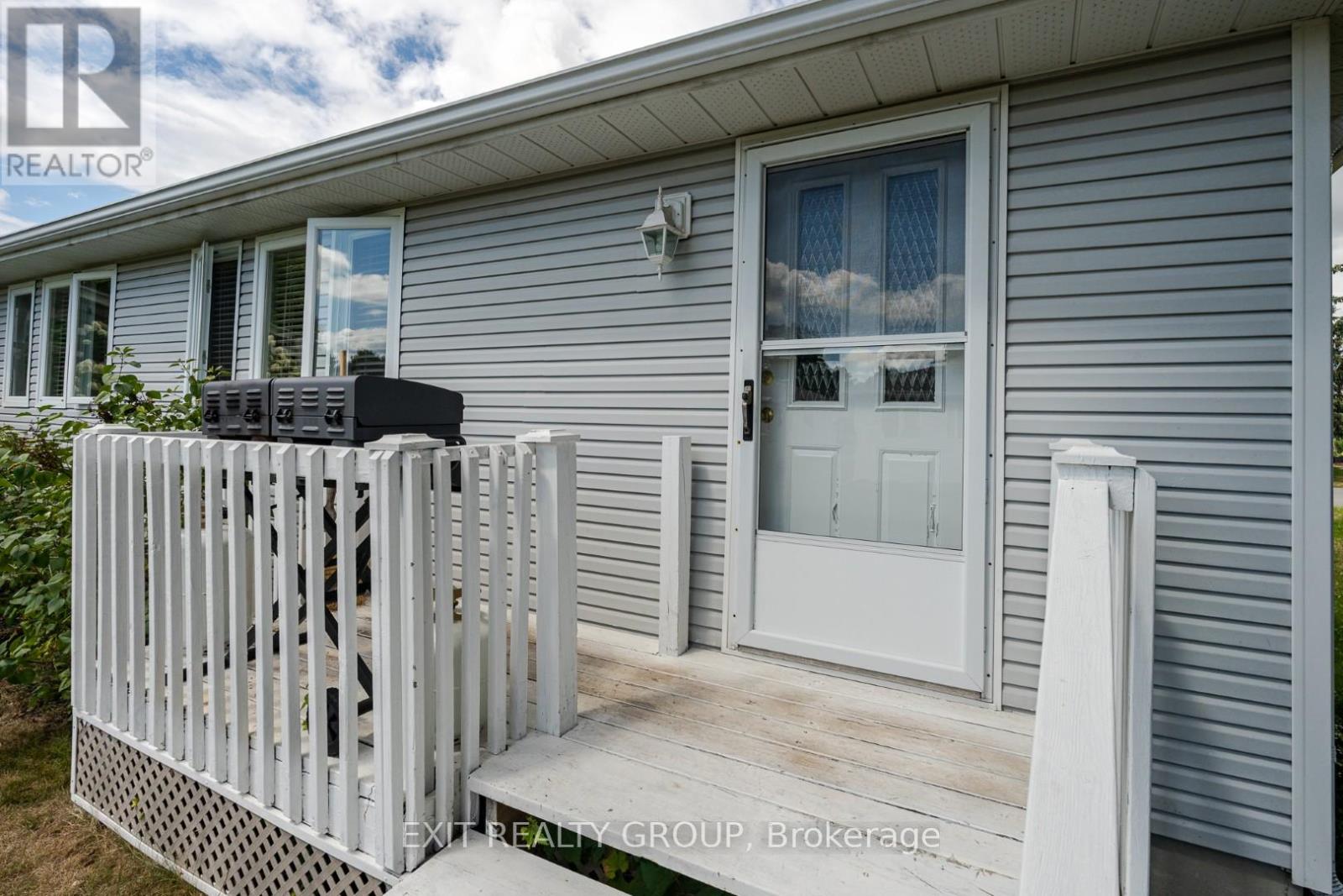 5 Empire Boulevard, Prince Edward County, Ontario  K0K 3L0 - Photo 30 - X12380143