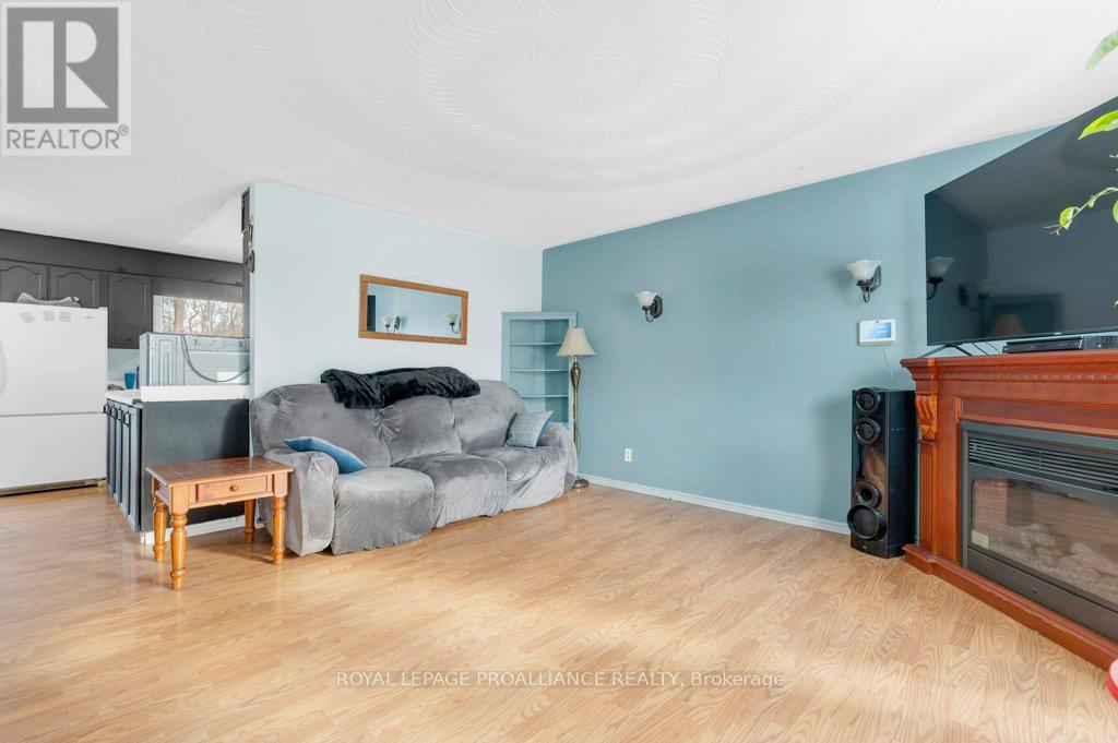27 Thurlow Queen Street, Belleville, Ontario  K0K 2V0 - Photo 6 - X12381710