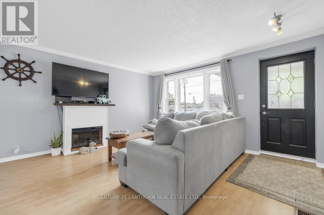 24 Parker Street, Belleville, Ontario  K8P 1C8 - Photo 6 - X12383956