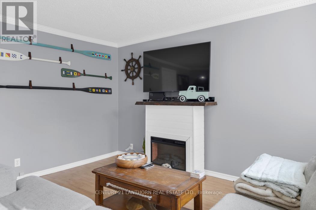 24 Parker Street, Belleville, Ontario  K8P 1C8 - Photo 8 - X12383956