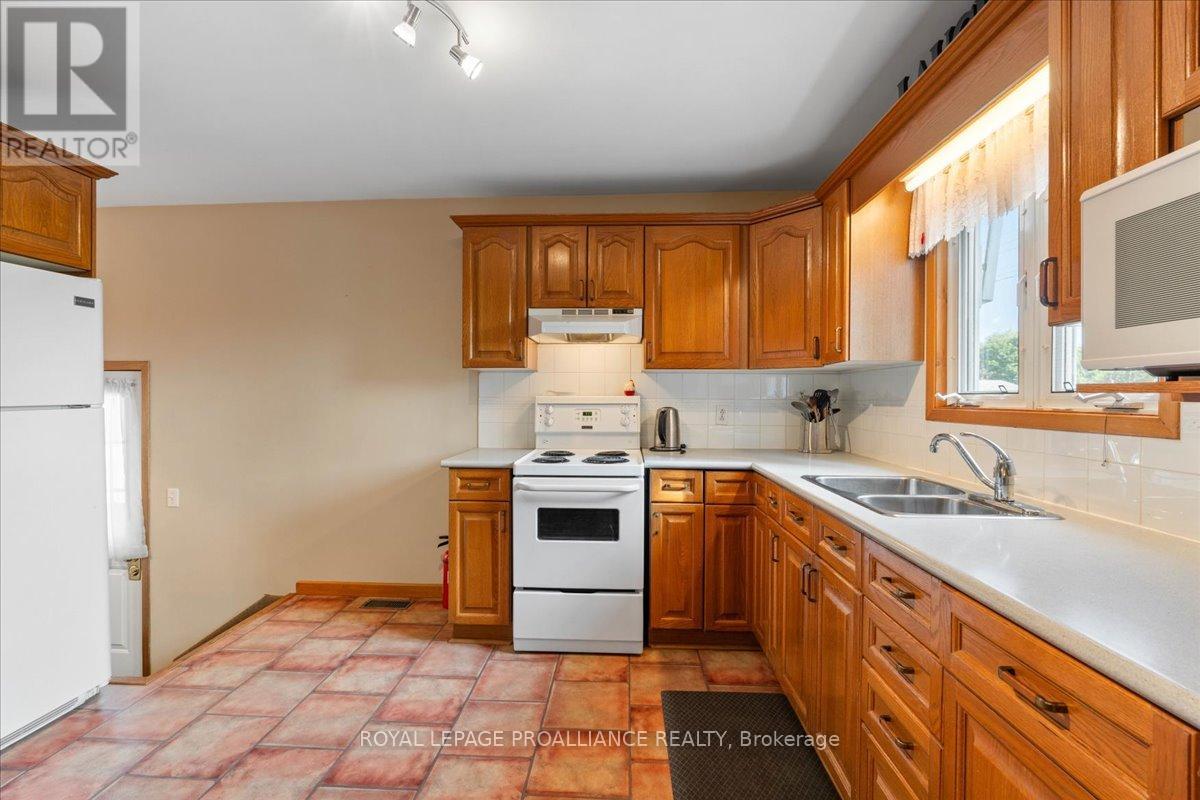 356 Dufferin Avenue, Belleville, Ontario  K8N 3X8 - Photo 10 - X12384982