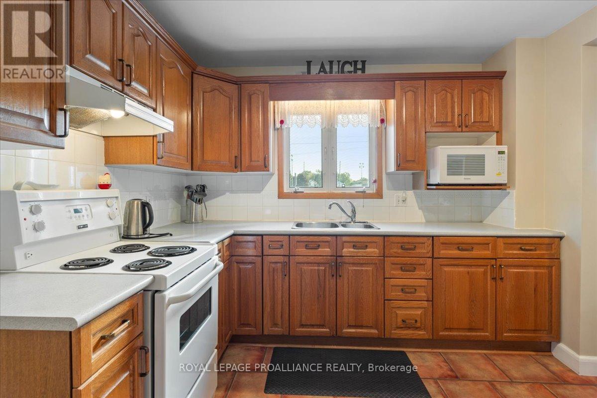 356 Dufferin Avenue, Belleville, Ontario  K8N 3X8 - Photo 4 - X12384982
