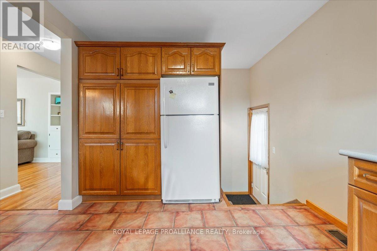 356 Dufferin Avenue, Belleville, Ontario  K8N 3X8 - Photo 9 - X12384982
