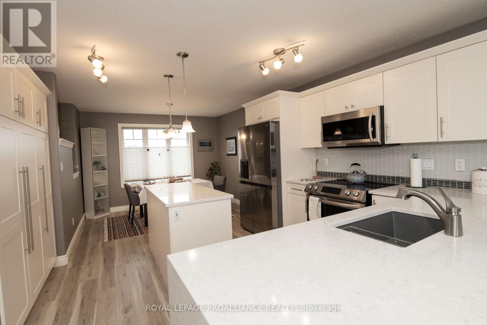 28 Butternut Court, Belleville, Ontario  K8P 0C5 - Photo 5 - X12389330