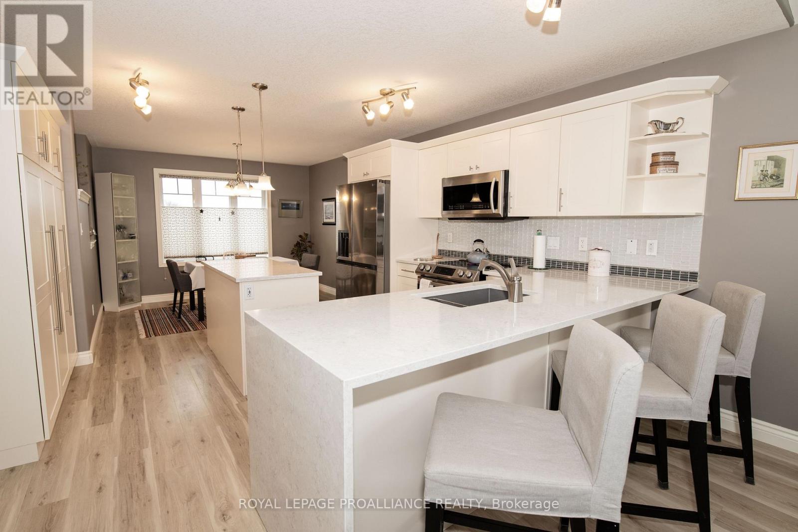 28 Butternut Court, Belleville, Ontario  K8P 0C5 - Photo 6 - X12389330