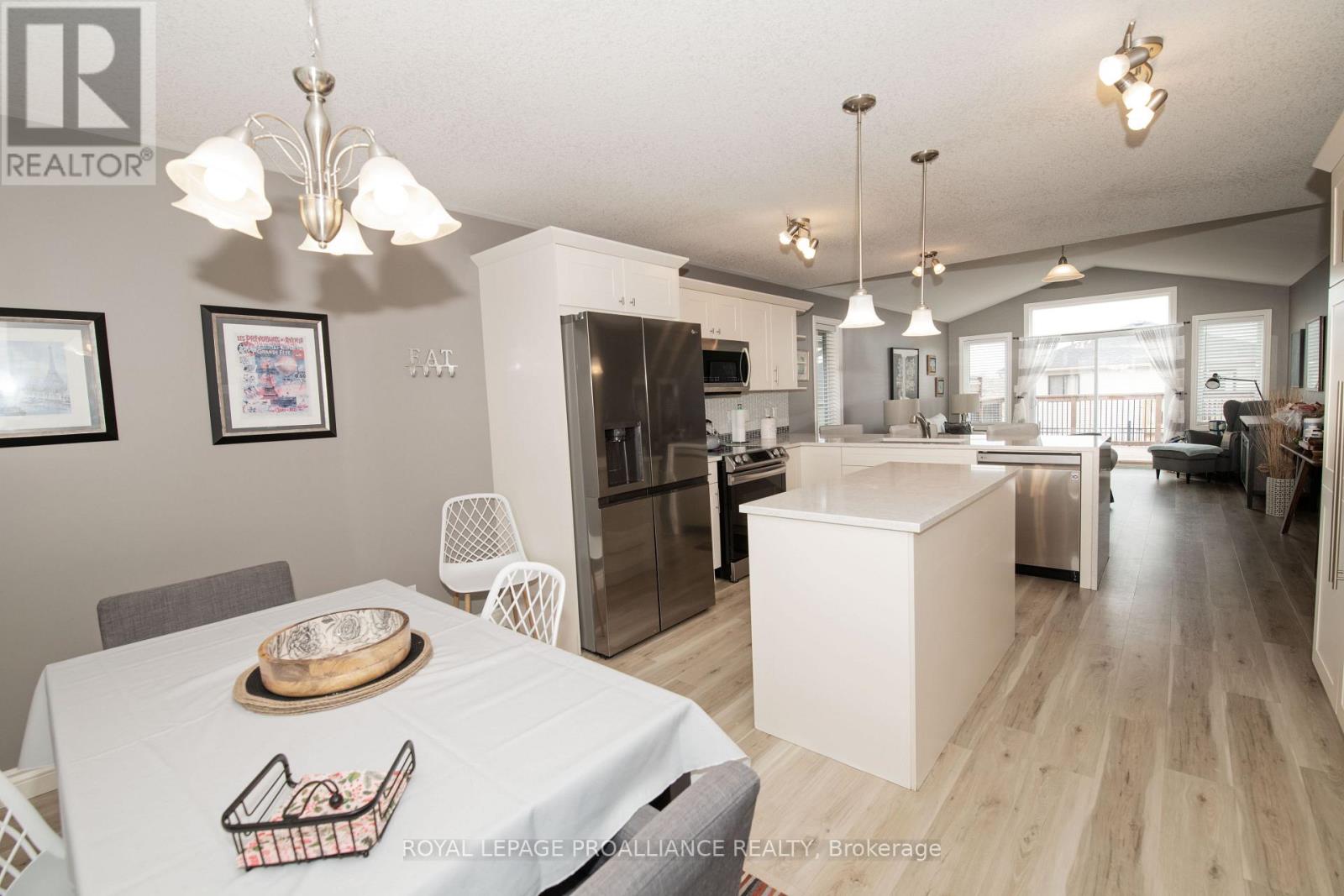 28 Butternut Court, Belleville, Ontario  K8P 0C5 - Photo 7 - X12389330
