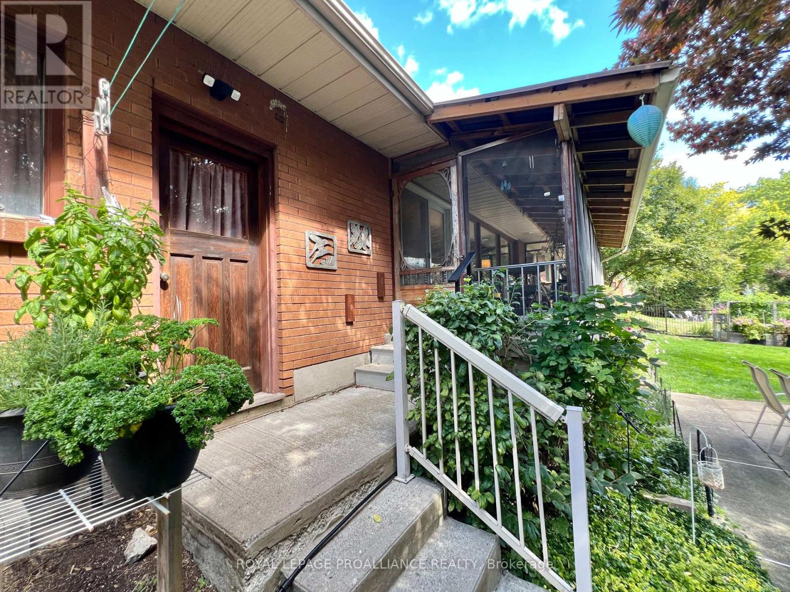 9 Sunset Drive, Belleville, Ontario  K8N 1Y4 - Photo 2 - X12389491