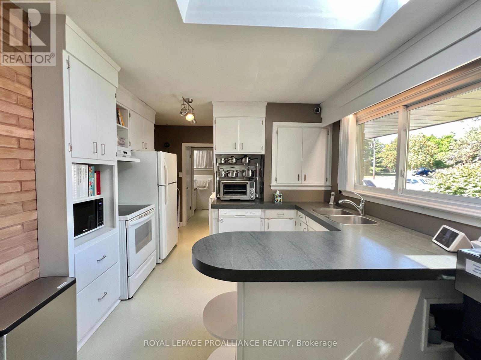 9 Sunset Drive, Belleville, Ontario  K8N 1Y4 - Photo 8 - X12389491