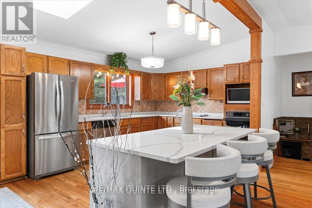 338 Sunrise Drive, Prince Edward County, Ontario  K8N 4Z7 - Photo 18 - X12390255