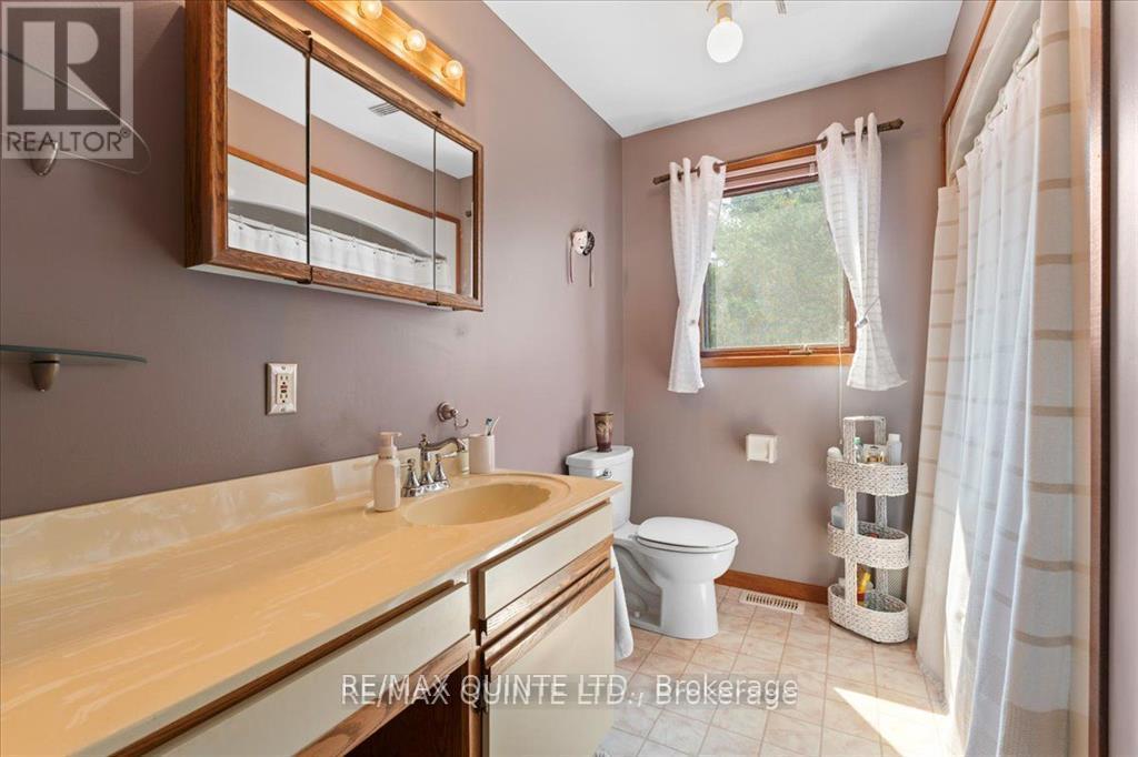 338 Sunrise Drive, Prince Edward County, Ontario  K8N 4Z7 - Photo 31 - X12390255