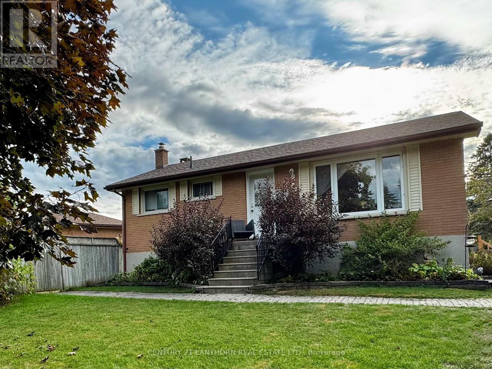 4 Highview Crescent, Belleville, Ontario  K8P 3G4 - Photo 2 - X12390556