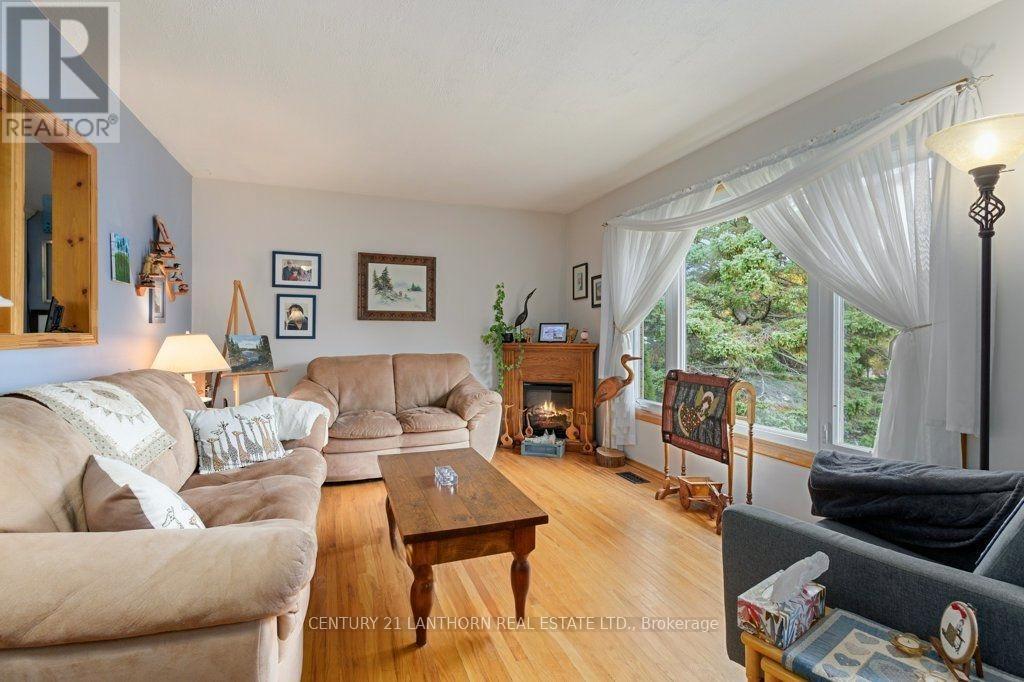 4 Highview Crescent, Belleville, Ontario  K8P 3G4 - Photo 5 - X12390556