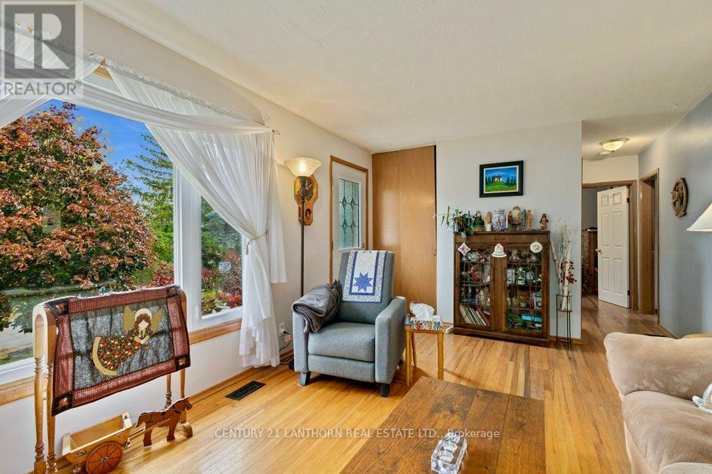 4 Highview Crescent, Belleville, Ontario  K8P 3G4 - Photo 6 - X12390556