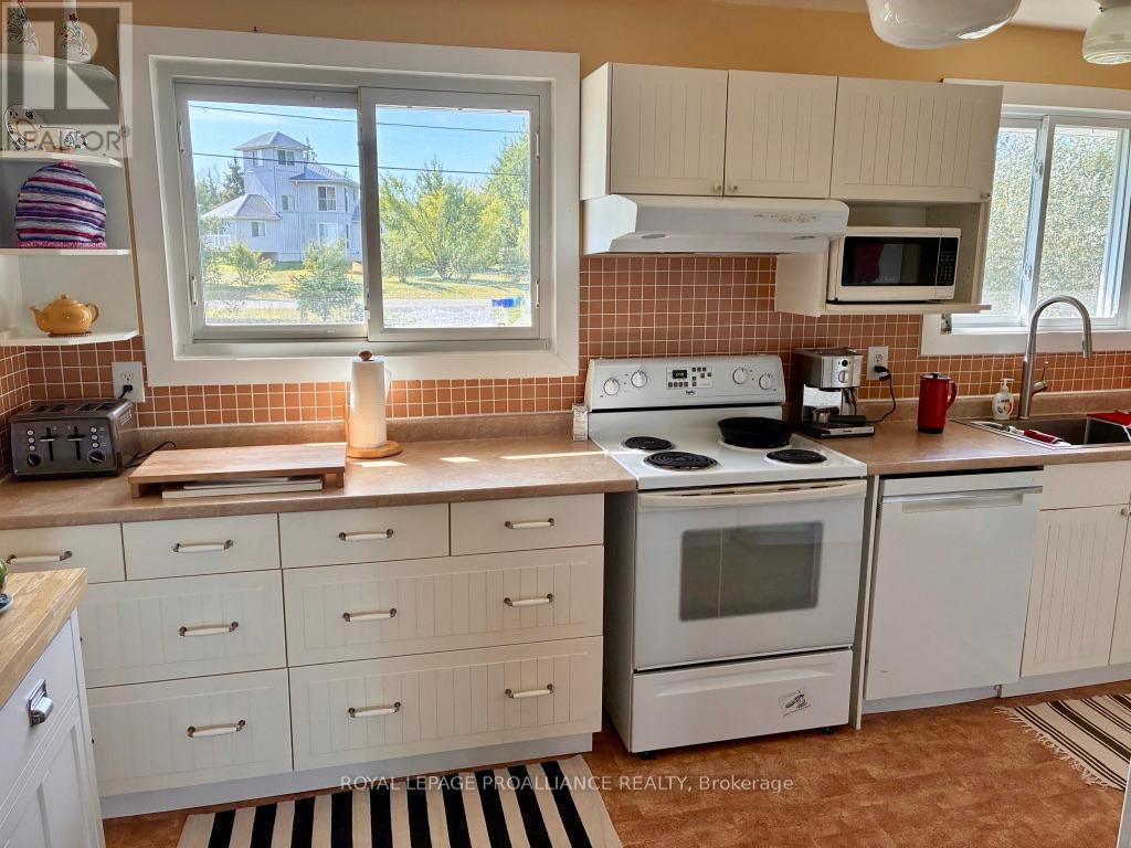 211 Prinyers Cove Crescent, Prince Edward County, Ontario  K0K 2T0 - Photo 23 - X12395062