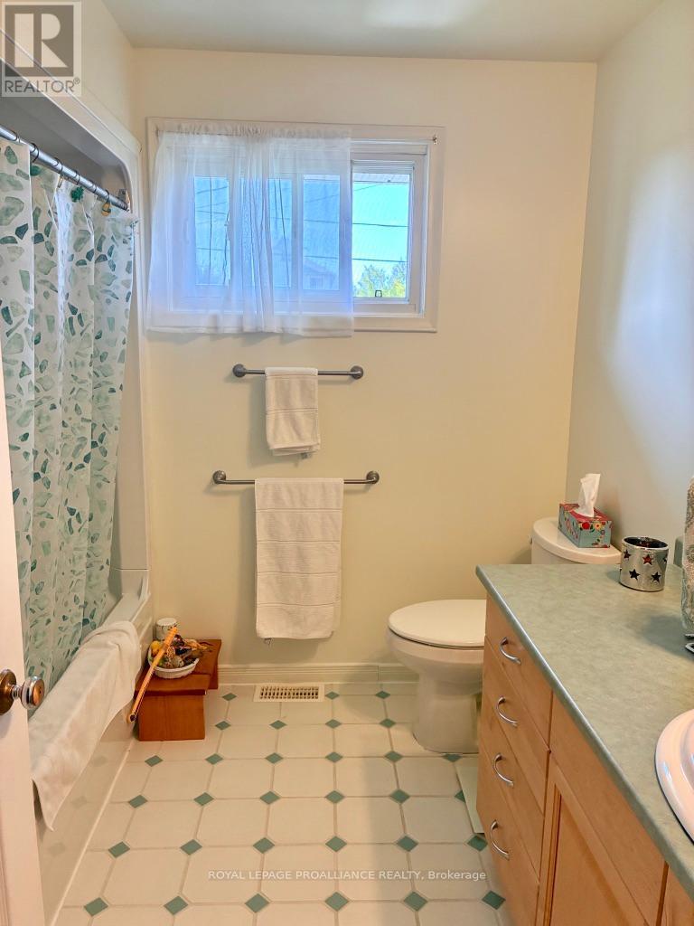 211 Prinyers Cove Crescent, Prince Edward County, Ontario  K0K 2T0 - Photo 31 - X12395062