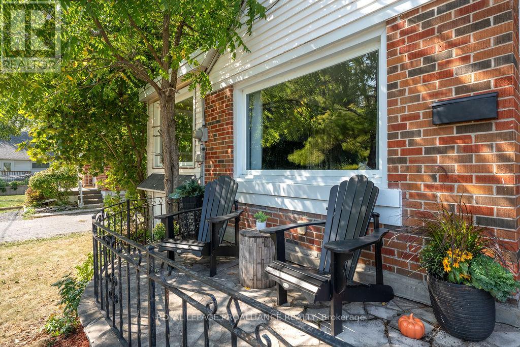 18 Reynolds Crescent, Belleville, Ontario  K8P 2W7 - Photo 2 - X12398374