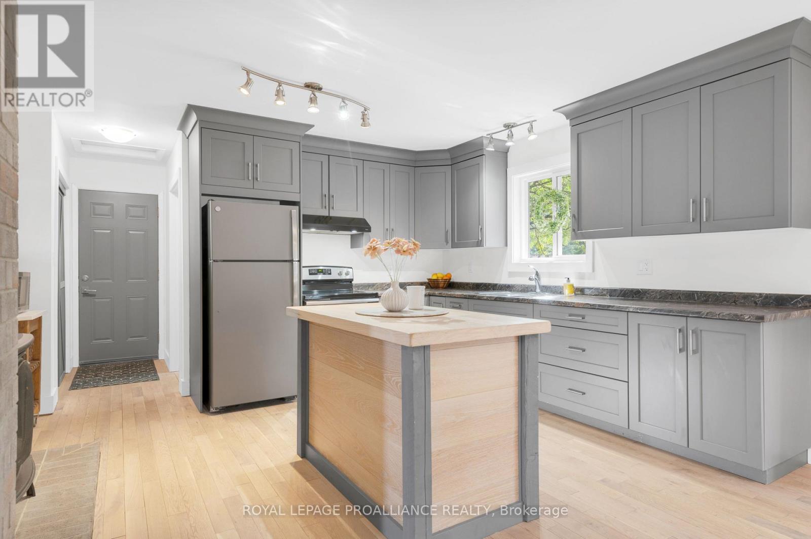 538 Metcalf Street, Tweed, Ontario  K0K 3J0 - Photo 11 - X12400252