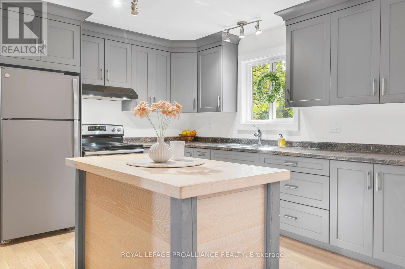 538 Metcalf Street, Tweed, Ontario  K0K 3J0 - Photo 12 - X12400252