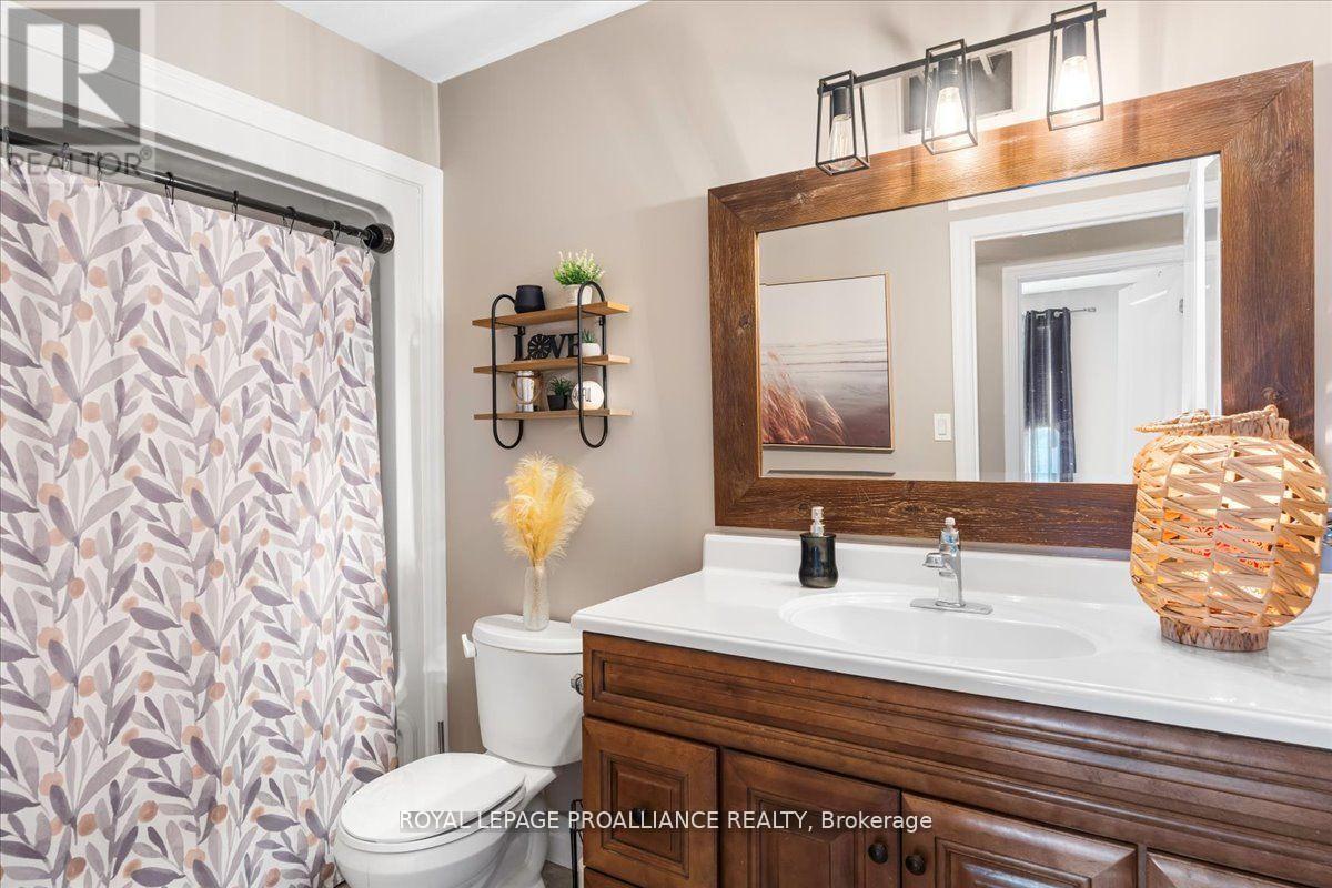 20846 Loyalist Parkway, Prince Edward County, Ontario  K0K 1T0 - Photo 17 - X12400343